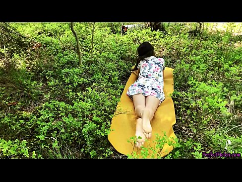 ❤️ คนแปลกหน้าบนเชื้อจุดไฟช่วยตัวเองหีของฉันและ Fucks อย่างหลงใหลในป่า เย็ด ที่เรา